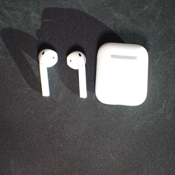 Apple AirPods A2031 Wireless Bluetooth Earbuds White with Charging Case - Picture 9 of 9